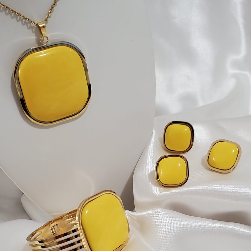 Elegant Gold Tone Stainless Steel 4PC Jewelry Set – Statement Necklace, Bracelet